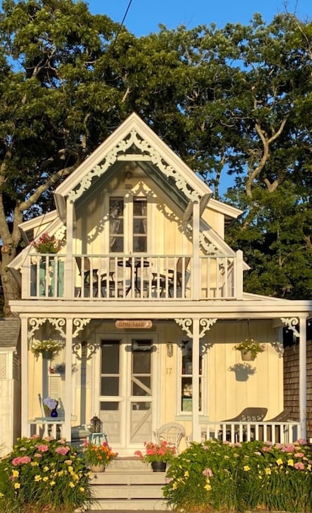 17 Siloam Ave, Oak Bluffs, MA 02557