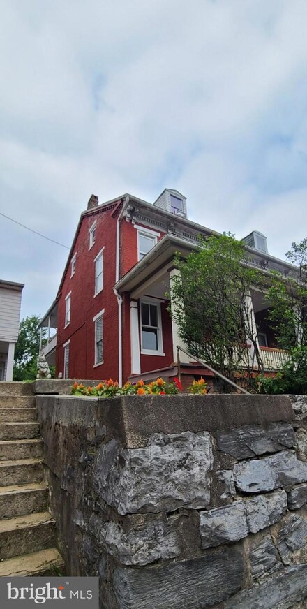 25 S 3rd St, Steelton, PA 17113