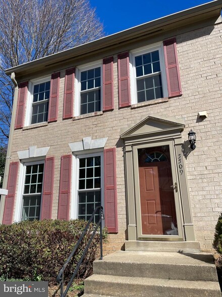 5509 Talon Ct, Fairfax, VA 22032