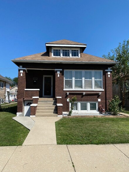 2943 N Kilbourn Ave, Chicago, IL 60641