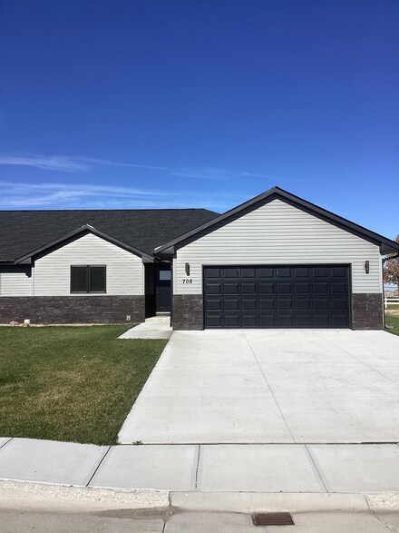 708 E 19th St, Cozad, NE 69130