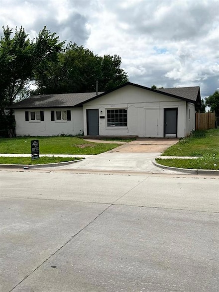 2513 N Nottingham Way, Moore, OK 73160