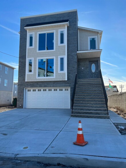 222 Tappan St, Kearny, NJ 07032