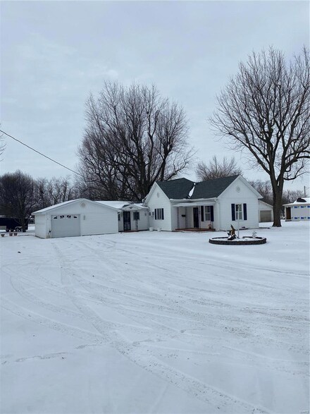 418 S 11th St, Bowling Green, MO 63334