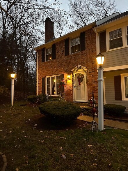 48 Boylston Ln, Lowell, MA 01852