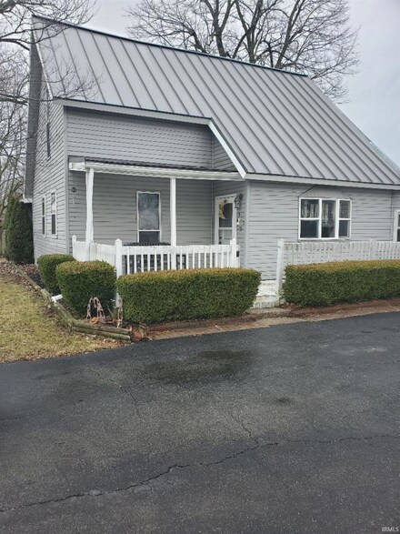 310 E Jackson St, Farmland, IN 47340