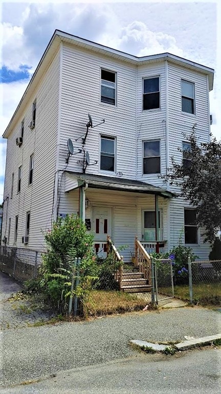 17 Camp St, Worcester, MA 01603
