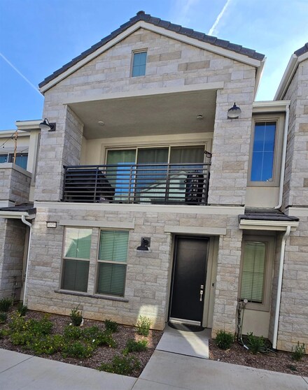 10958 N Honeysuckle Dr, Fresno, CA 93730