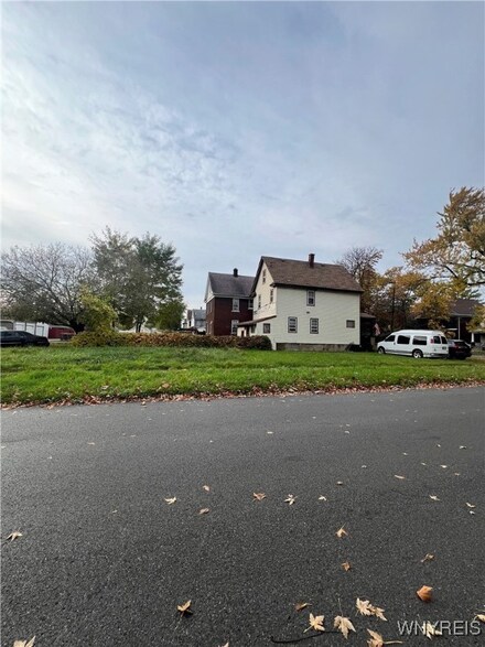 1767 Cudaback Ave, Niagara Falls, NY 14303