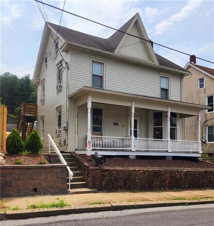 689 W Franklin St, Slatington, PA 18080