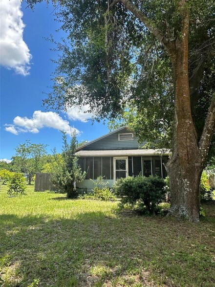 1240 E Jackson Ave, Mount Dora, FL 32757