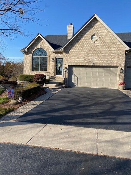560 Sudbury Cir, Oswego, IL 60543