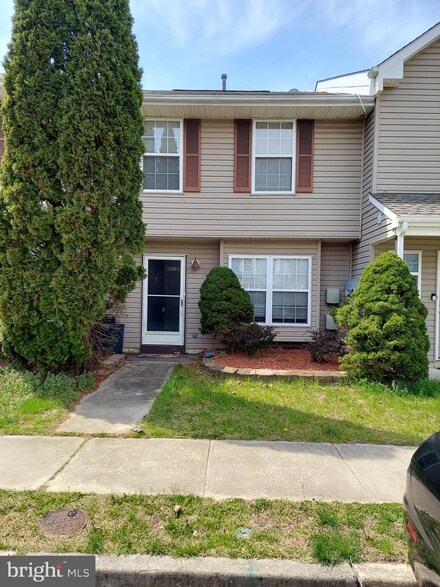 32 Grant Ln, Berlin, NJ 08009