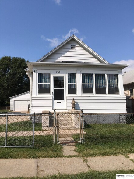 808 Hickory St, Omaha, NE 68108