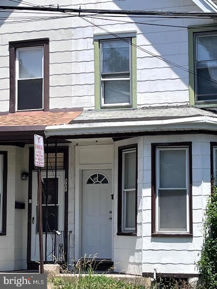 905 Pine St, Darby, PA 19023