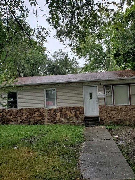 411 White River Ave, Bicknell, IN 47512