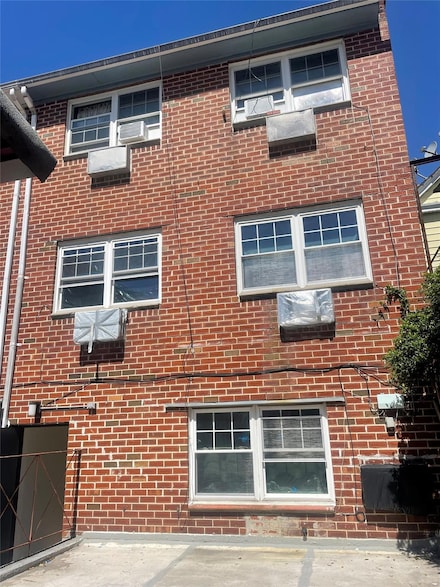 97-10 43rd Ave, Flushing, NY 11368