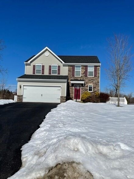 35 Blazing Star Cir, West Henrietta, NY 14586