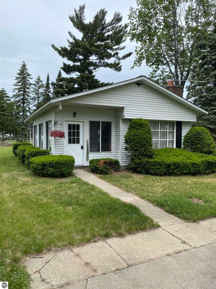 210 Lincoln St, Kalkaska, MI 49646