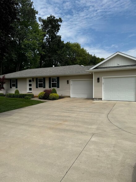 13729 S County Line Rd, Syracuse, IN 46567