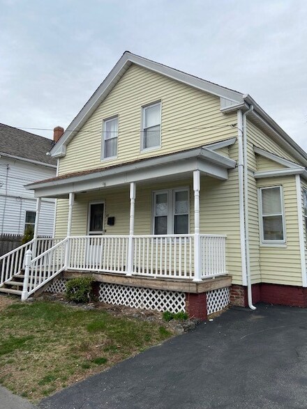 11 Cleveland Ave, Cranston, RI 02920