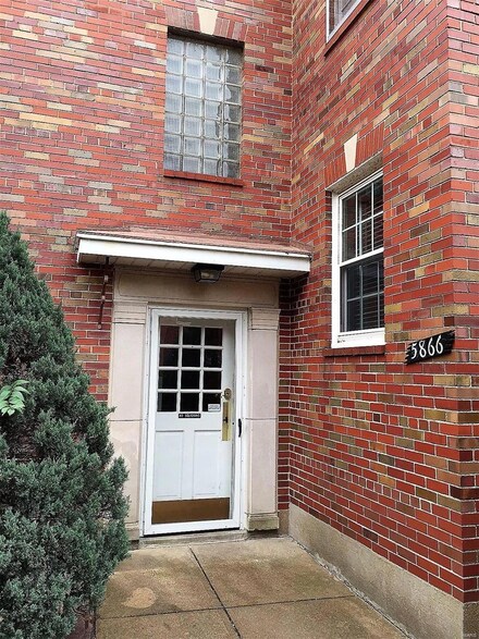 5866 Sunshine Dr Unit 107, Saint Louis, MO 63109
