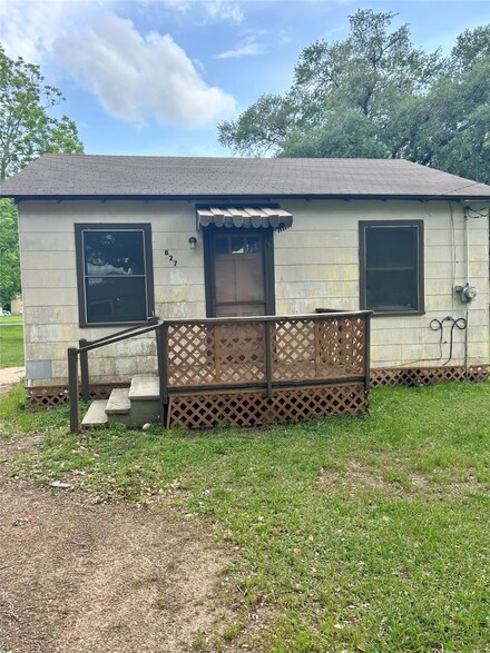 827 Church St, East Bernard, TX 77435