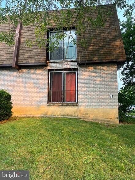 14 Kern St, Darby, PA 19023