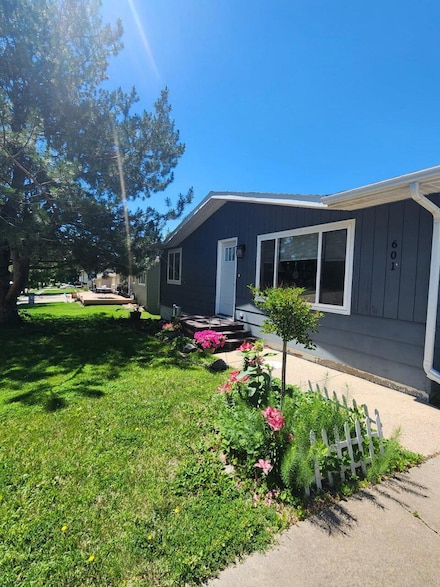 601 Yucca Dr, Pierre, SD 57501