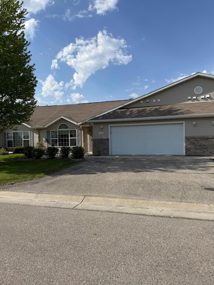 446 30th St N, Moorhead, MN 56560
