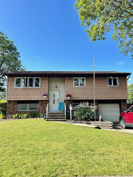 3 Malmac Ct, West Islip, NY 11795