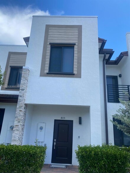 805 NE 211th St, Miami, FL 33179
