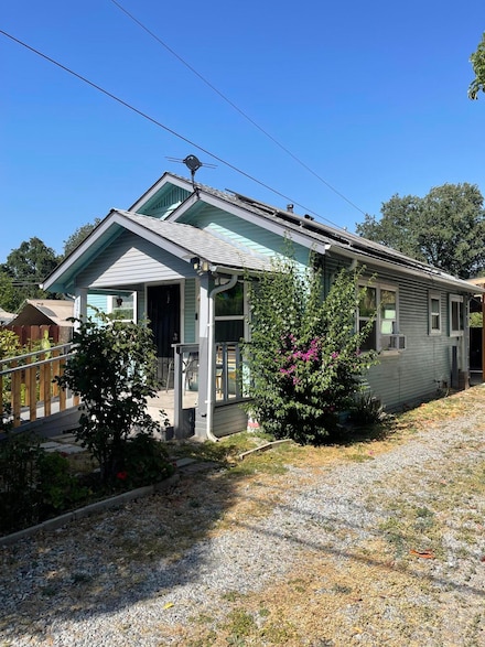 826 N West St, Visalia, CA 93291