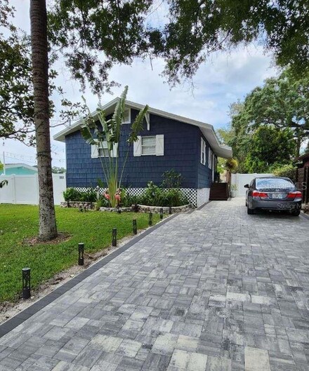 2112 W Paris St, Tampa, FL 33604