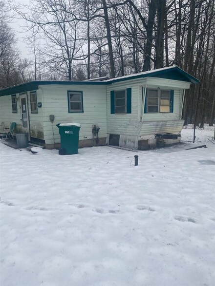 3061 Elizabeth St, Harrison, MI 48625