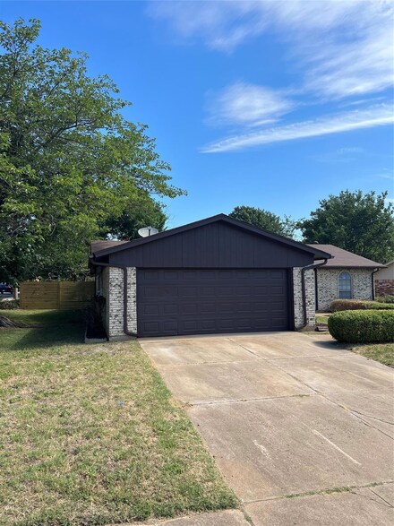 7501 Castillo Rd, Fort Worth, TX 76112