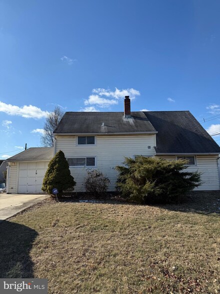 19 Crosswood Ln, Levittown, PA 19055