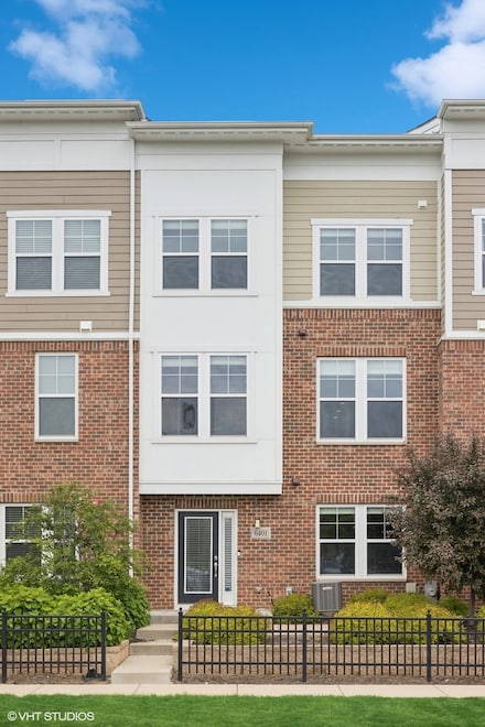 6401 Double Eagle Dr, Woodridge, IL 60517