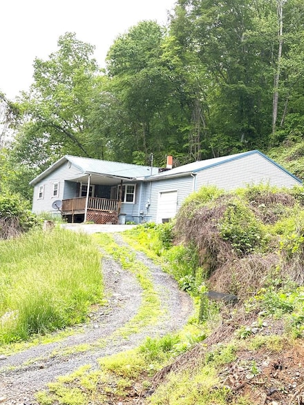 145 Chestnut St, Oceana, WV 24870