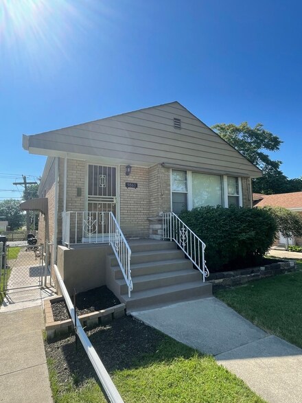 9860 S California Ave, Evergreen Park, IL 60805