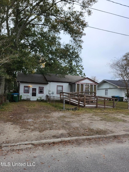 2403 9th St, Pascagoula, MS 39567