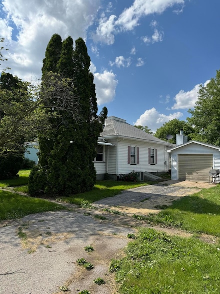 315 4th St, Atalissa, IA 52720