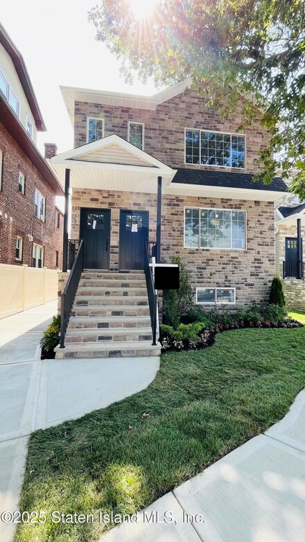 1386 Clove Rd, Staten Island, NY 10301