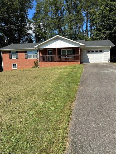 721 W 52 Bypass, Pilot Mountain, NC 27041