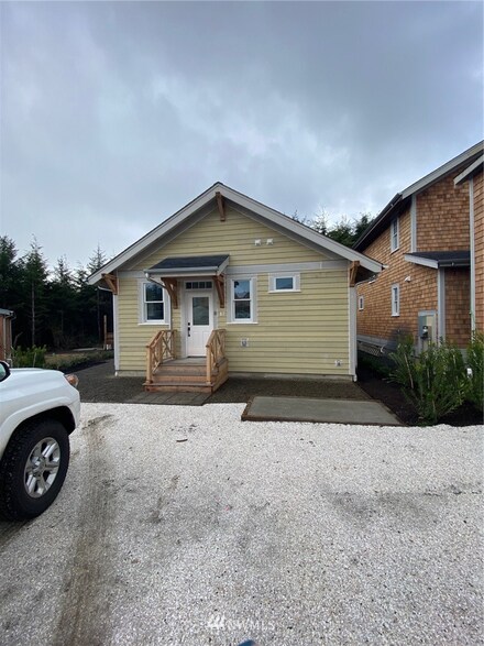 47 Hidden Cove Loop, Pacific Beach, WA 98571