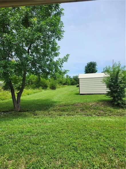 1 Palomino Dr, Linn Valley, KS 66040