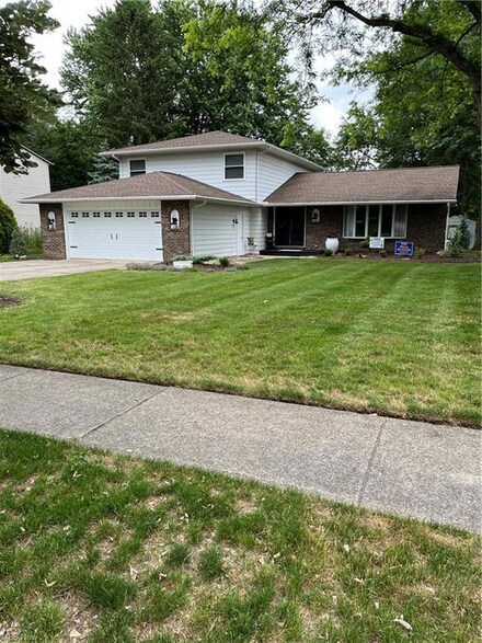 17195 Misty Lake Dr, Strongsville, OH 44136