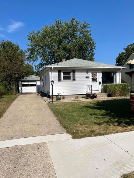 317 W 28th St, Holland, MI 49423