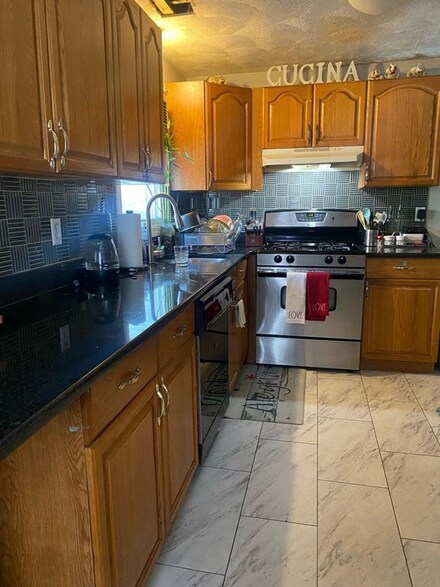 10 Bickford Ave, Lowell, MA 01852