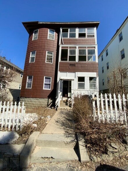 9 Diamond St, Worcester, MA 01610